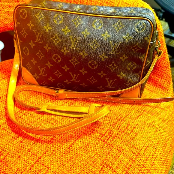 WOW POSHMARK Authentic Louis Vuitton GM Crossbody Bag = FESTIVAL & CONCERT TIME - Picture 2 of 15